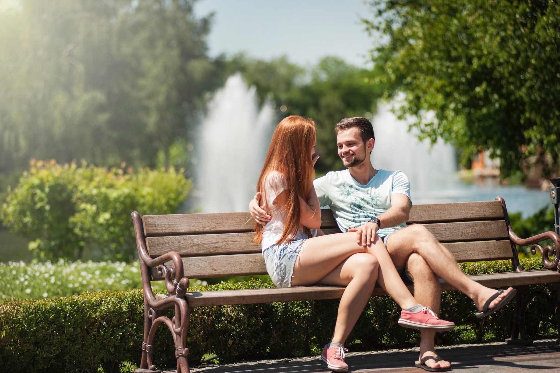 Un jeune couple profitant de la vie