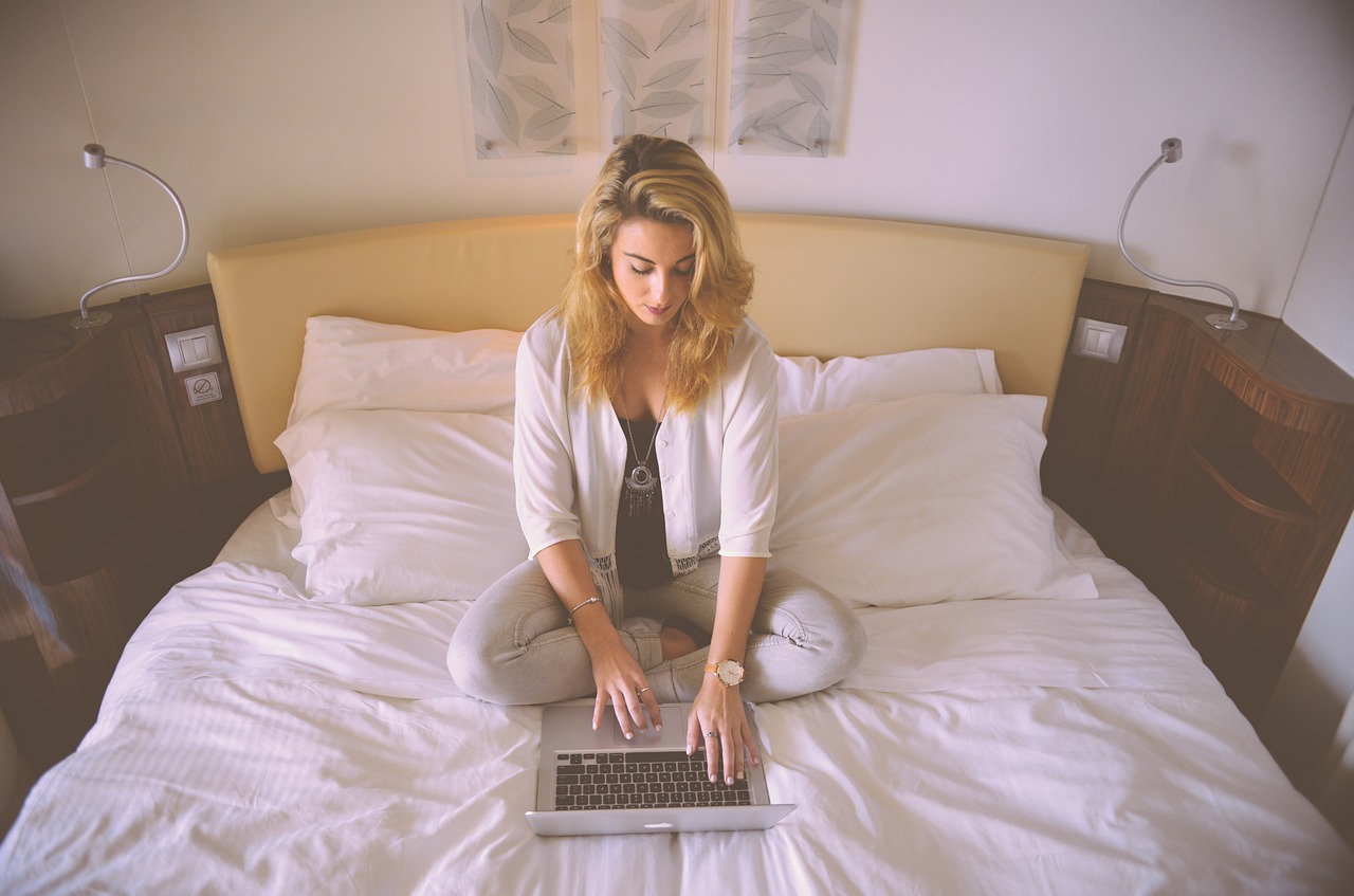 Une femme au travail concentrée devant son ecran d'ordinateur